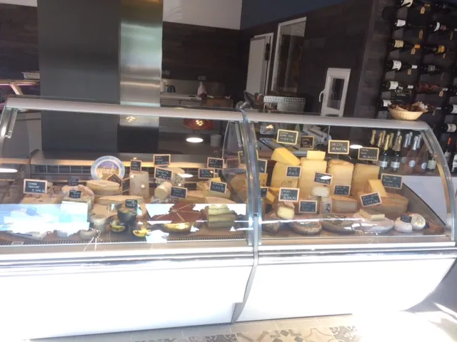 Vitrine réfrigérée avec différents produits de charcuterie.