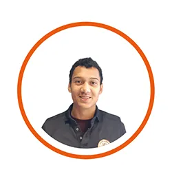 Portrait d'un homme souriant avec un cercle orange autour.