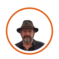Portrait d'un homme portant un chapeau marron et une barbe.