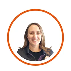 Portrait d'une femme souriante avec un cercle orange autour.
